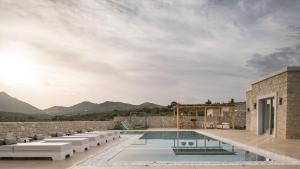 Bazén v ubytovaní Ayali Villa II, a divine luxury homestay, By ThinkVilla alebo v jeho blízkosti