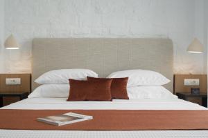 Posteľ alebo postele v izbe v ubytovaní Ayali Villa II, a divine luxury homestay, By ThinkVilla