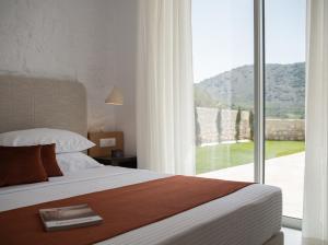 Posteľ alebo postele v izbe v ubytovaní Ayali Villa II, a divine luxury homestay, By ThinkVilla