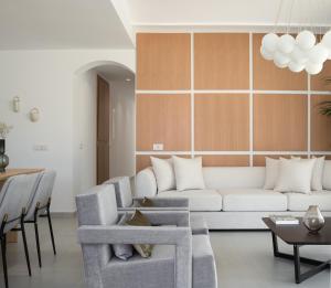 Posedenie v ubytovaní Ayali Villa II, a divine luxury homestay, By ThinkVilla