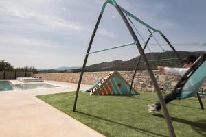 Bazén v ubytovaní Ayali Villa II, a divine luxury homestay, By ThinkVilla alebo v jeho blízkosti