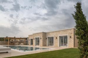 Bazén v ubytovaní Ayali Villa II, a divine luxury homestay, By ThinkVilla alebo v jeho blízkosti