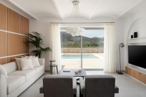 Bazén v ubytovaní Ayali Villa II, a divine luxury homestay, By ThinkVilla alebo v jeho blízkosti