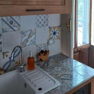 una cucina con lavandino e piano di lavoro di La casa di Bacco - Etna Country House - Affitto breve a Castiglione di Sicilia