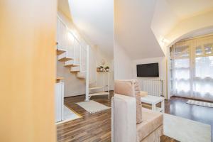 Zimmer mit einer Treppe und einem Wohnzimmer in der Unterkunft Apartments Micic in Zlatibor