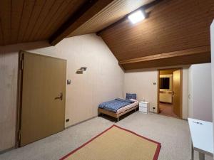 ein Schlafzimmer mit einem Bett in einem Zimmer mit einer Decke in der Unterkunft Specious 5.5 rooms garden house @ Wallisellen in Wallisellen