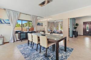 una sala da pranzo e un soggiorno con tavolo e sedie. di Bocobay Gold Coast Resort a Palm Beach