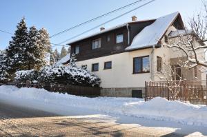 uma casa com neve na berma da estrada em Forester Apartment Zuberec em Zuberec