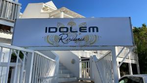 En logo, et sertifikat eller et firmaskilt på 5 min de Baie Orientale-vue magique, Idolem résidence unité 14 - 57 Rue du Mont Vernon 1