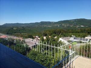 uma varanda com vista para uma montanha em Pousada Tradição em Gramado