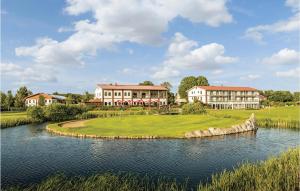 een golfbaan met een huis en een vijver bij Fewo Burg Mggenburg in Kaschow