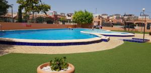 Bazén v ubytovaní Family Apartment in La Herrada near the Pink Lake alebo v jeho blízkosti
