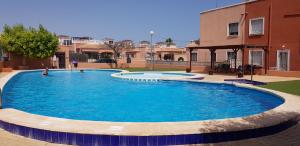 Bazén v ubytovaní Family Apartment in La Herrada near the Pink Lake alebo v jeho blízkosti