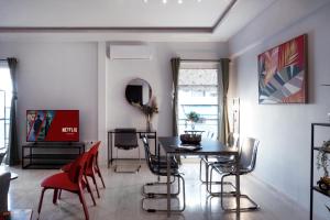 sala de estar con mesa de comedor y sillas en Colorful, Bright, Spacious, 2BR APT in Vyronas en Athens