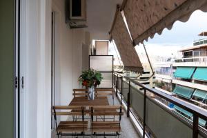 Balkón alebo terasa v ubytovaní Colorful, Bright, Spacious, 2BR APT in Vyronas