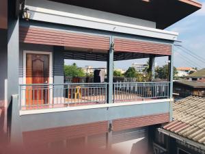 - un balcon d'une maison avec une balustrade dans l'établissement xaythone guest house, à Savannakhet