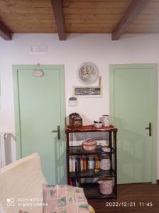 a living room with a book shelf with books at Chalet immerso nel Bosco in Melfi