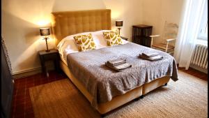 a bedroom with a bed with two towels on it at La Vicomtesse de Seillans in Seillans