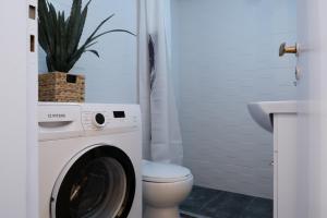 uma casa de banho com uma máquina de lavar roupa e um WC em Rare 1BR APT, next to the new Goulandris Museum em Atenas