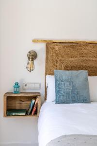 - une chambre avec un lit et une tête de lit en bois dans l'établissement Granaxperience Apartamentos La Maleta, à Grenade