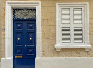 斯利馬的住宿－Luxury Sliema Residence，大楼的蓝色门和窗户