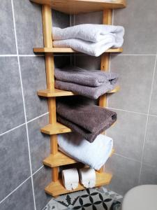 - un porte-serviettes en bois dans la salle de bains dans l'établissement Chez les Martin, à Castelnau-de-Médoc
