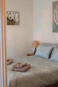 1 dormitorio con 1 cama con 2 toallas en Cheviot View - Newton by the Sea, Northumberland, en Alnwick