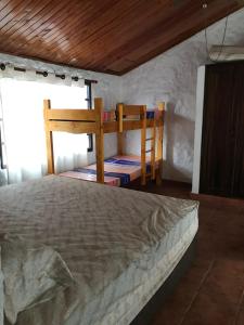 1 dormitorio con cama y techo de madera en Villa Valentina, en La Tebaida