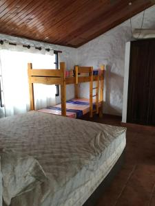 une chambre avec un lit et un plafond en bois dans l'établissement Villa Valentina, à La Tebaida 12 autres photos