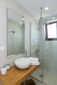 a bathroom with a sink and a glass shower at Villa Moana in Balíon