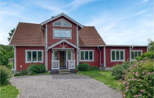 una casa roja con techo rojo en 2 Bedroom Amazing Home In Havstenshult 