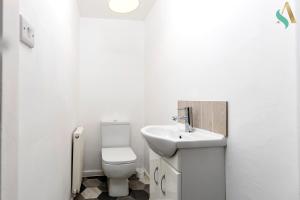 ein weißes Bad mit einem WC und einem Waschbecken in der Unterkunft Wroxton Close TSAC in Middlesbrough