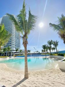 Bazén v ubytování Chic Hideaway at Azure North Bali Tower nebo v jeho okolí