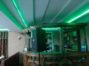 einen Spiegel in einer Bar mit grüner Beleuchtung in der Unterkunft Solim in Khorog