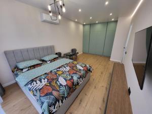 una camera da letto con un letto con un piumone colorato di PRESTIGE-CENTER a Rivne