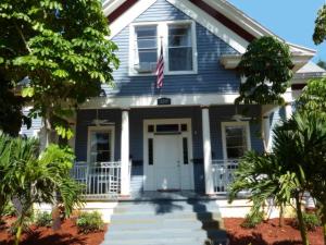 Una casa azul con una bandera americana. en Barra Villa Resort House I en Fort Myers
