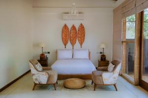 sypialnia z łóżkiem i 2 krzesłami w obiekcie O2 Villas Yala w mieście Yala