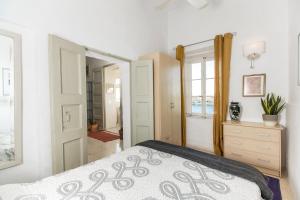 um quarto com uma cama, uma cómoda e uma janela em Valletta Collection - Old Theatre em Valeta