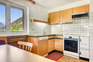 A kitchen or kitchenette at Familienferienwohnung Buerserberg Dorf by A-Appartments Még 16 kép