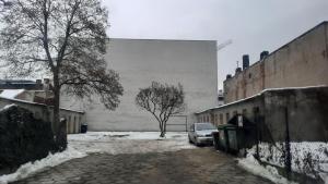 une voiture garée dans un parking à côté d'un bâtiment dans l'établissement DeLux12, à Łódź