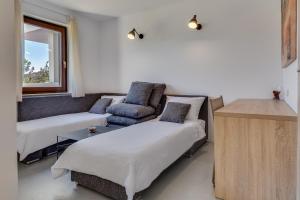 Postel nebo postele na pokoji v ubytování Apartments Jezera Lovišća + 37 fotografií