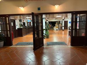 un hall vide avec des portes s'ouvrant sur une chambre dans l'établissement Appartement dans RÉSIDENCE TOURISTIQUE RENOMÉE - Exceptionnel pour un Séjour de Détente, à Sainte-Anne