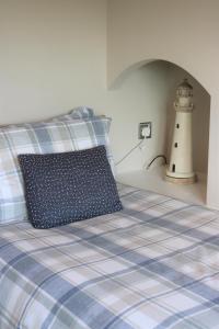 um quarto com uma cama e uma casa luminosa em Cheviot View - Newton by the Sea, Northumberland em Alnwick