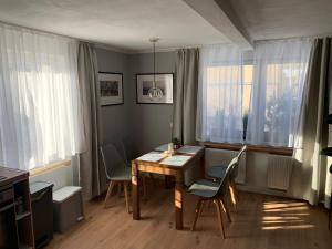 a dining room with a wooden table and chairs at gemütliches Einfamilienhaus in Gera mit 3 Schlafzimmern mit Garten und Parkplatz in Gera +22 photos