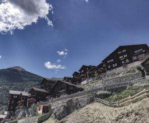 un grupo de edificios al lado de una montaña en Berghotel Weisshorn, en Törbel