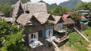 uma vista superior de uma casa com um telhado de palha em Phong Nha Memory Homestay em Phong Nha