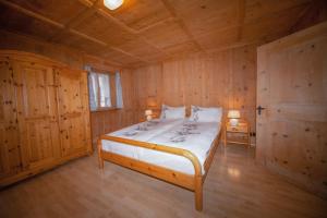 Hotel und Restaurant Alpina房間的床