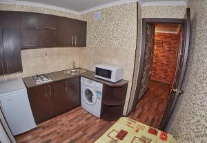 cocina con lavadora y microondas en Триумф, en Petropavlovsk