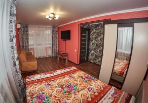 1 dormitorio con 1 cama grande y sala de estar en Триумф, en Petropavlovsk
