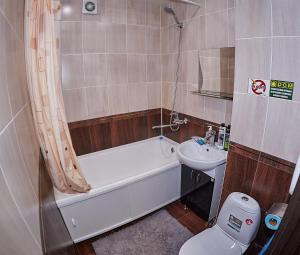 y baño con bañera, lavabo y aseo. en Триумф, en Petropavlovsk